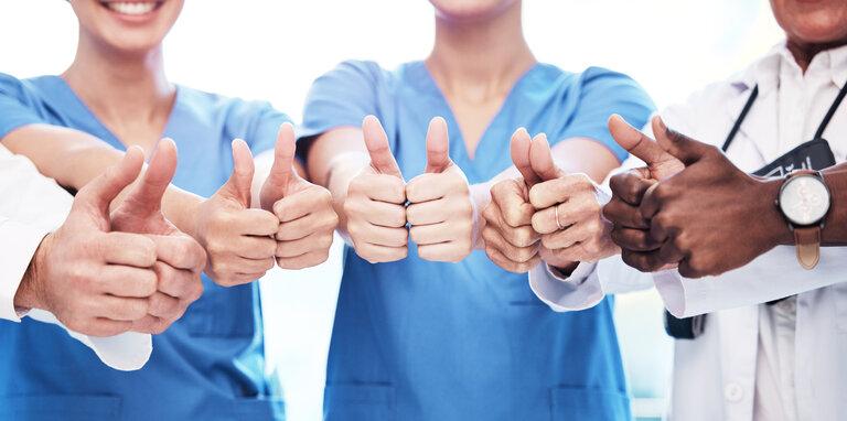 Daumen hoch, Erfolg und Ärzte für Teamarbeit, Gesundheitsversorgung Unterstützung und Exzellenz im Krankenhaus Dienstleistungen.