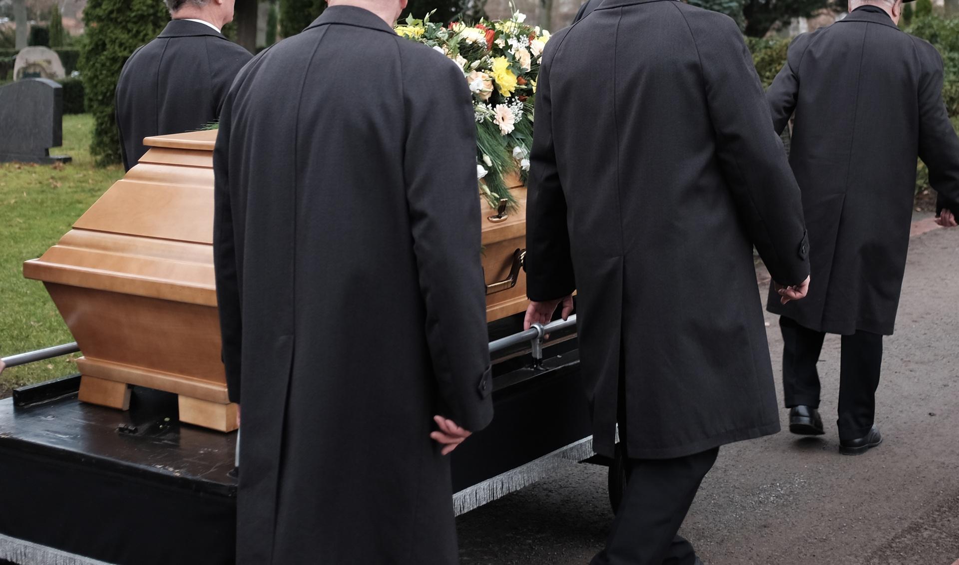 Abschied mit Lilien bei Beerdigungen Hofheim