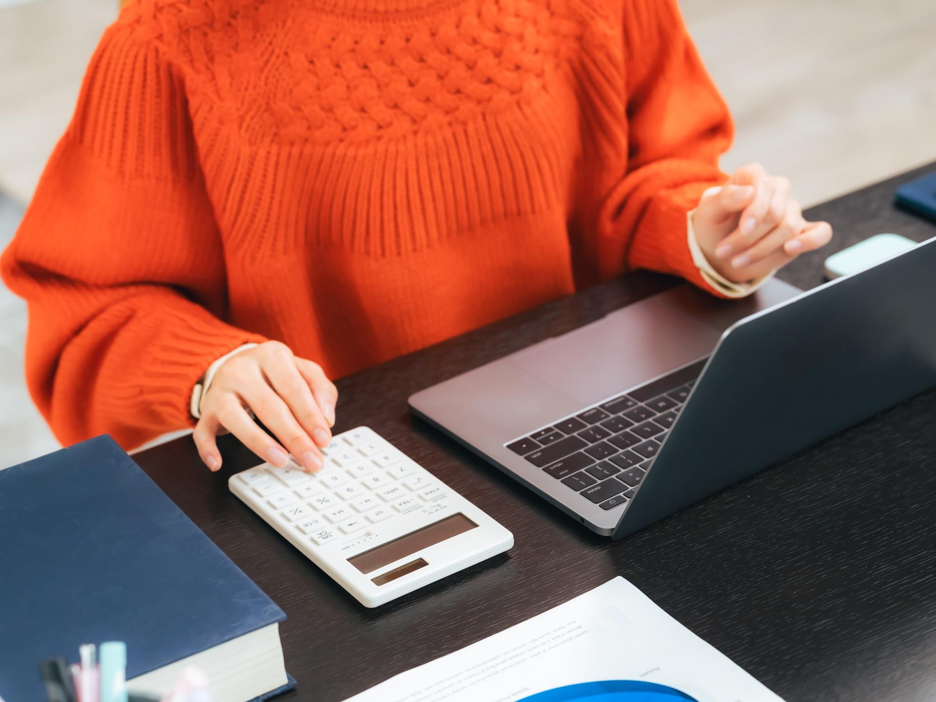 Selbstständige kalkuliert Kosten mit Konstruktionssoftware kostenlos
