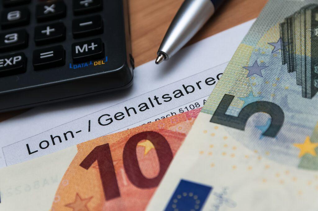 Personalberater Energie analysiert Gehaltskosten