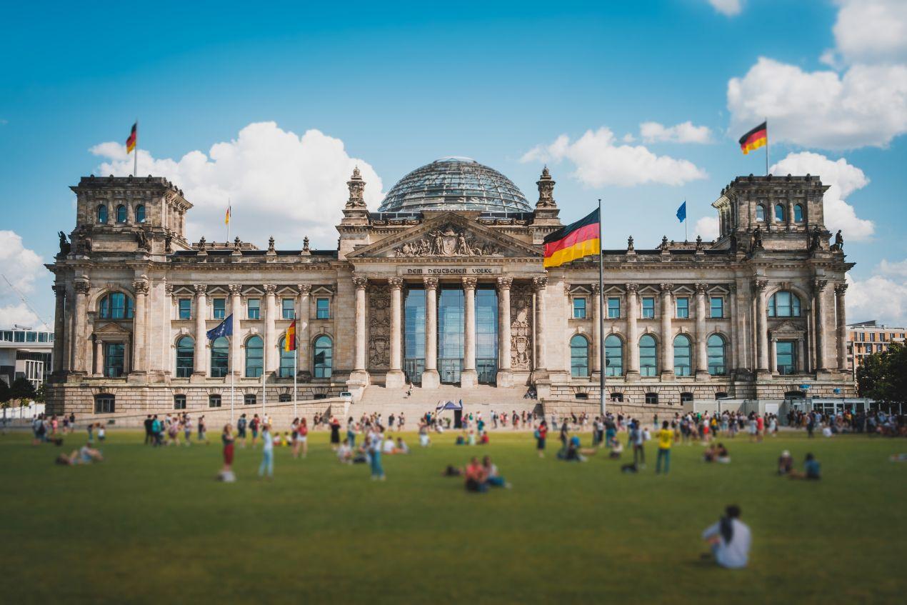 Klassenfahrt Berlin – Besuch des Reichstagsgebaeudes mit Kuppel als Programmpunkt fuer politische Bildung
