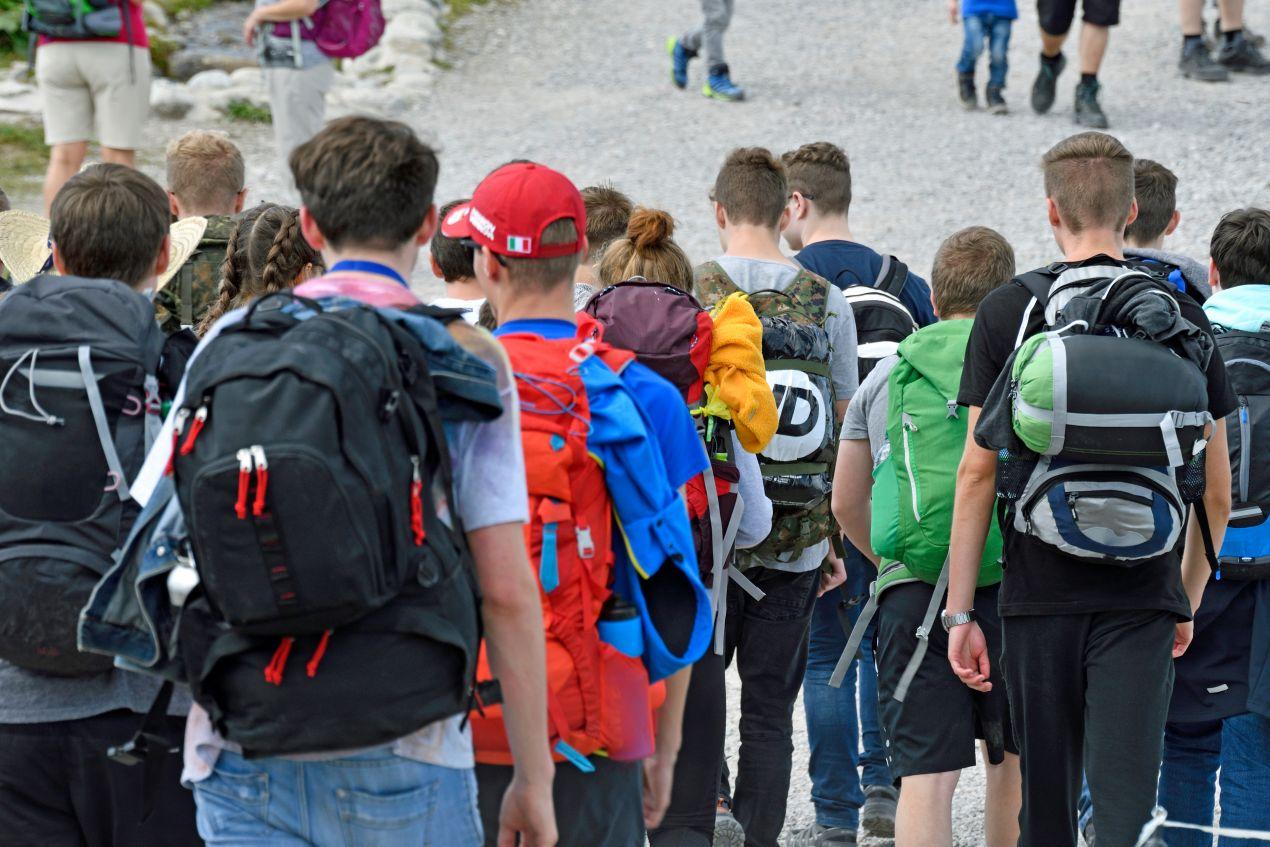 Klassenfahrt Berlin – Jugendliche unterwegs auf einem Tagesausflug mit Wanderrucksaecken