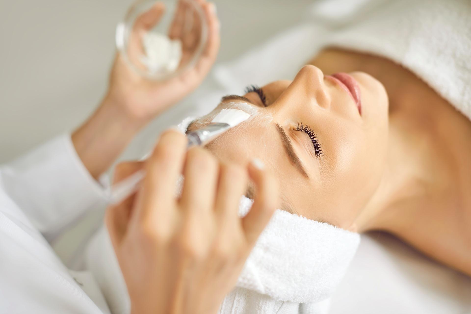 Auftragen einer Gesichtsmaske mit Pinsel | Cellulite Behandlung Nürnberg

