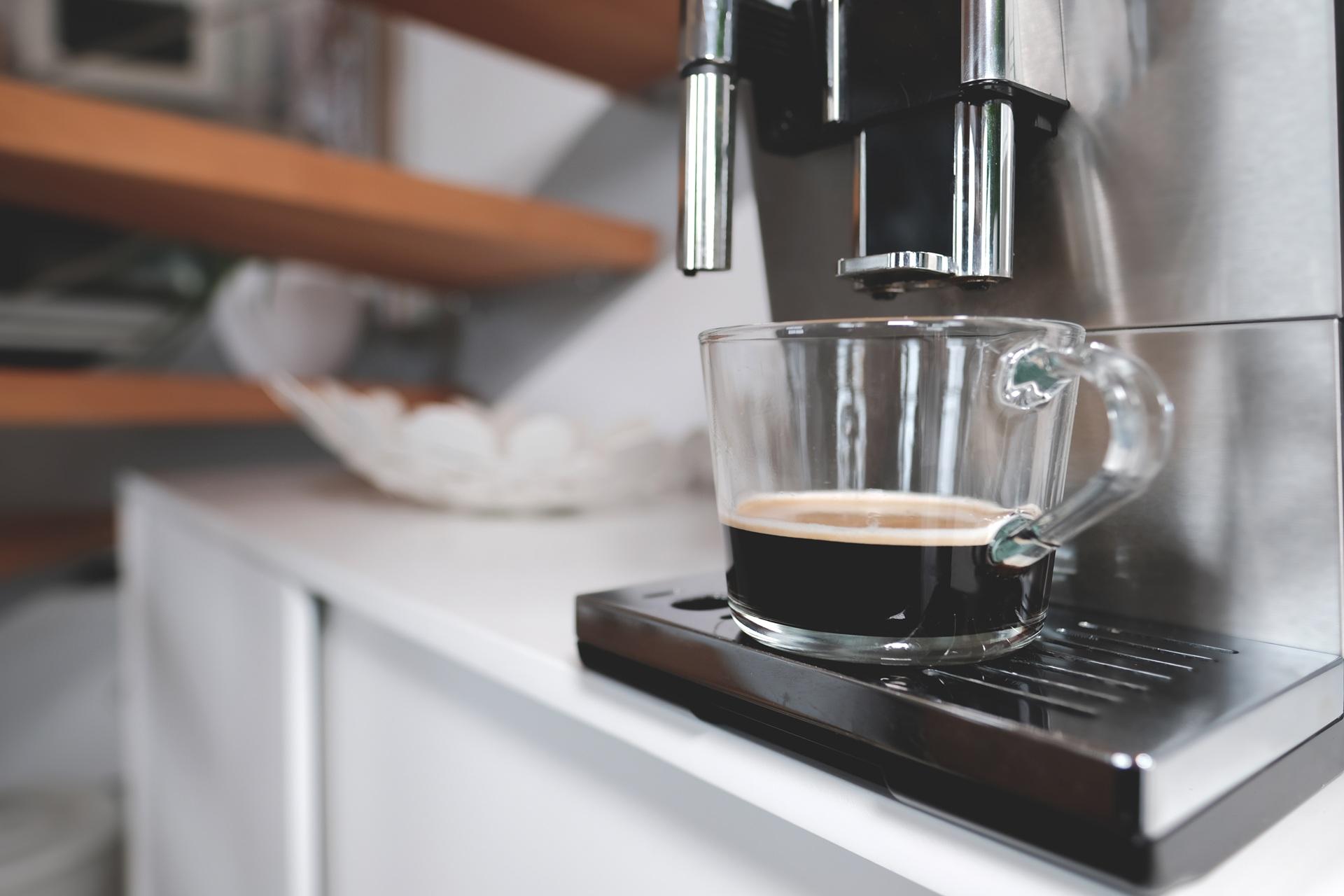 Frischer Kaffee aus Vollautomat im Glas | Entkalkungsanlage

