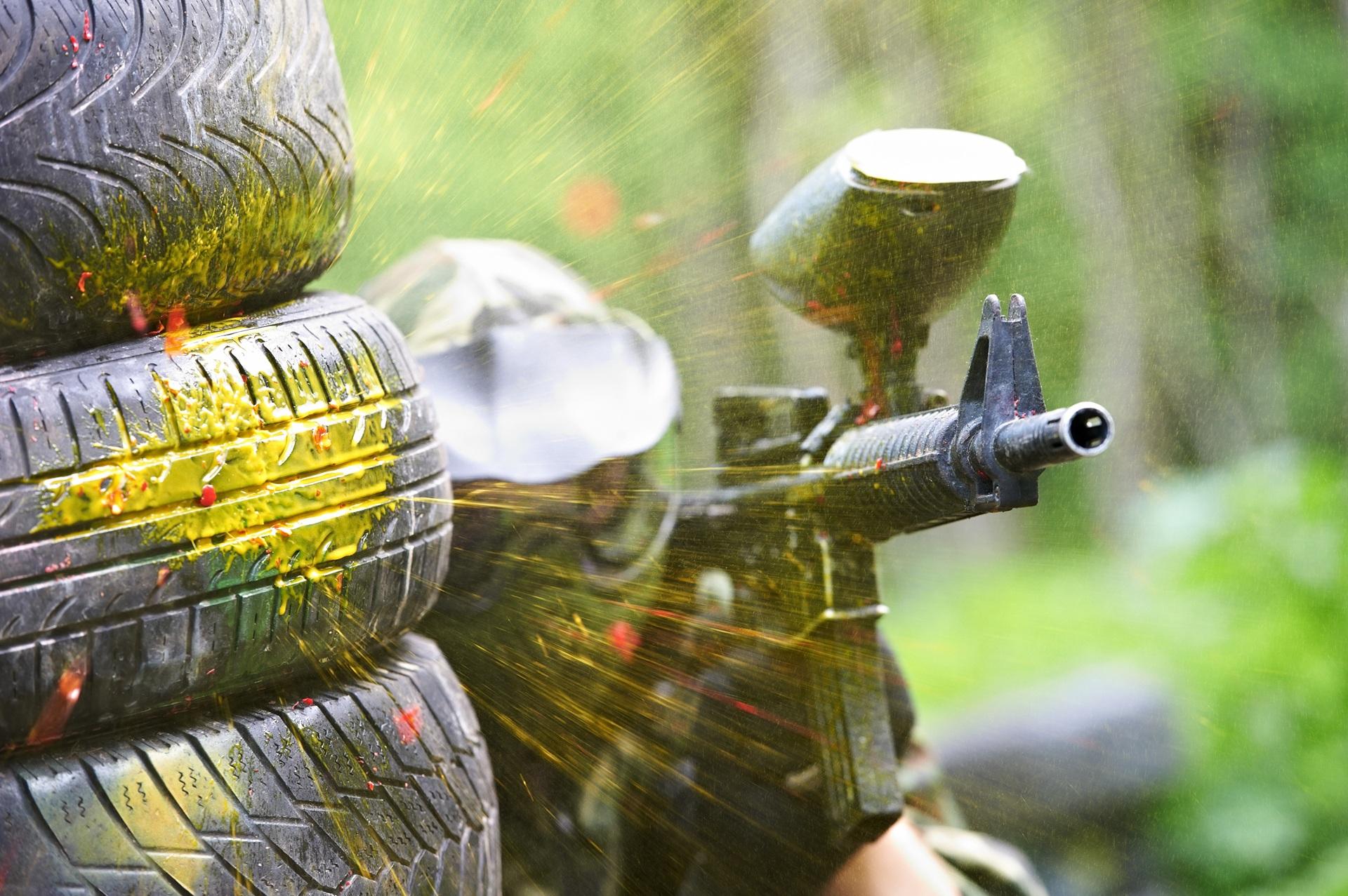 Spieler feuert aus Deckung | Woodland Markierer


