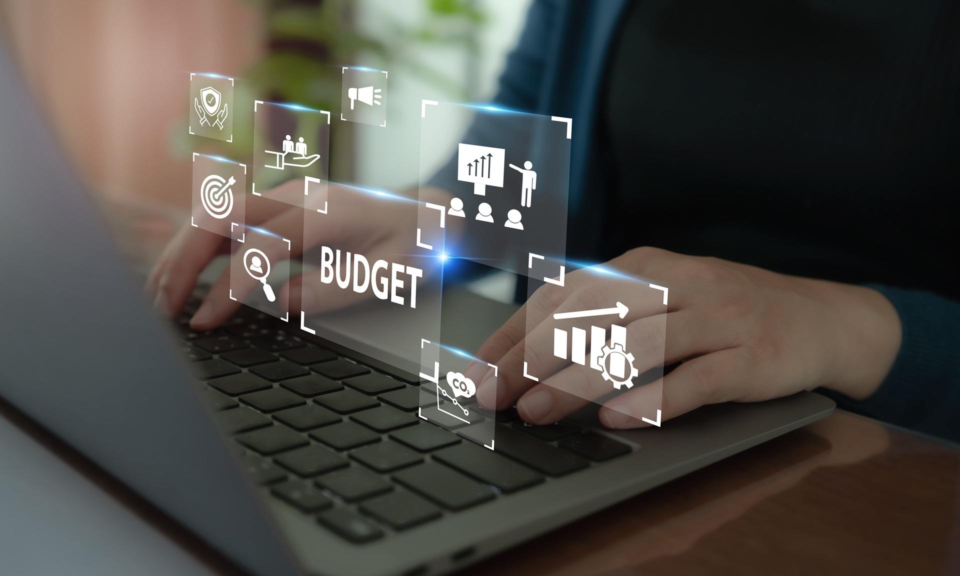 Budgetplanung am Laptop mit Icons | Mac geht nicht an