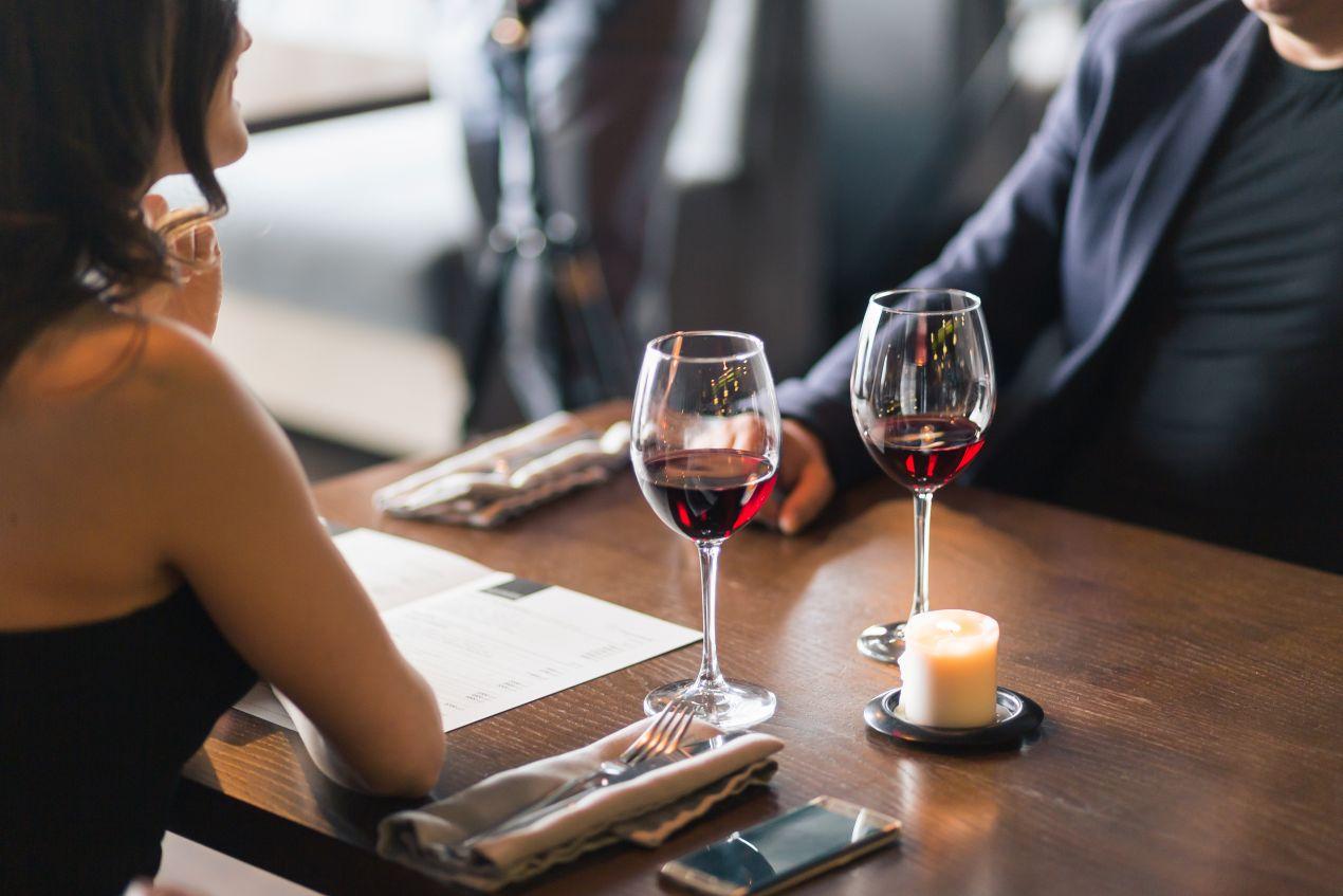 Duesseldorf Escort elegantes Abendessen mit Rotwein in edlem Restaurant