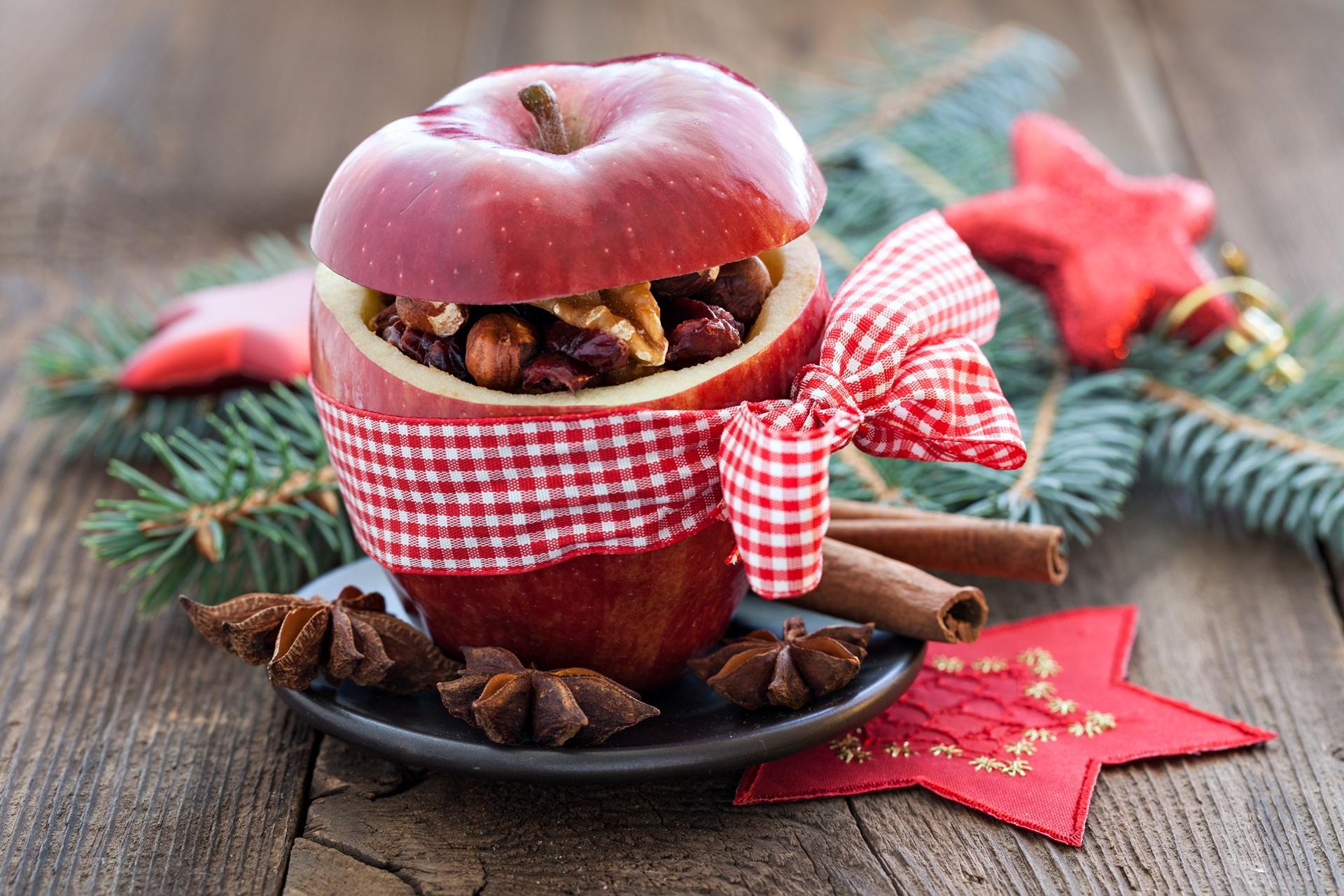 Weihnachtlich gefuellter Apfel mit Nüssen und Gewürzen | Glühweinbecher