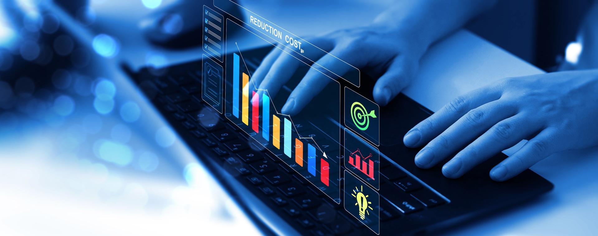 Digitale Kostenanalyse auf Tastatur | Lohnbuchhaltung
