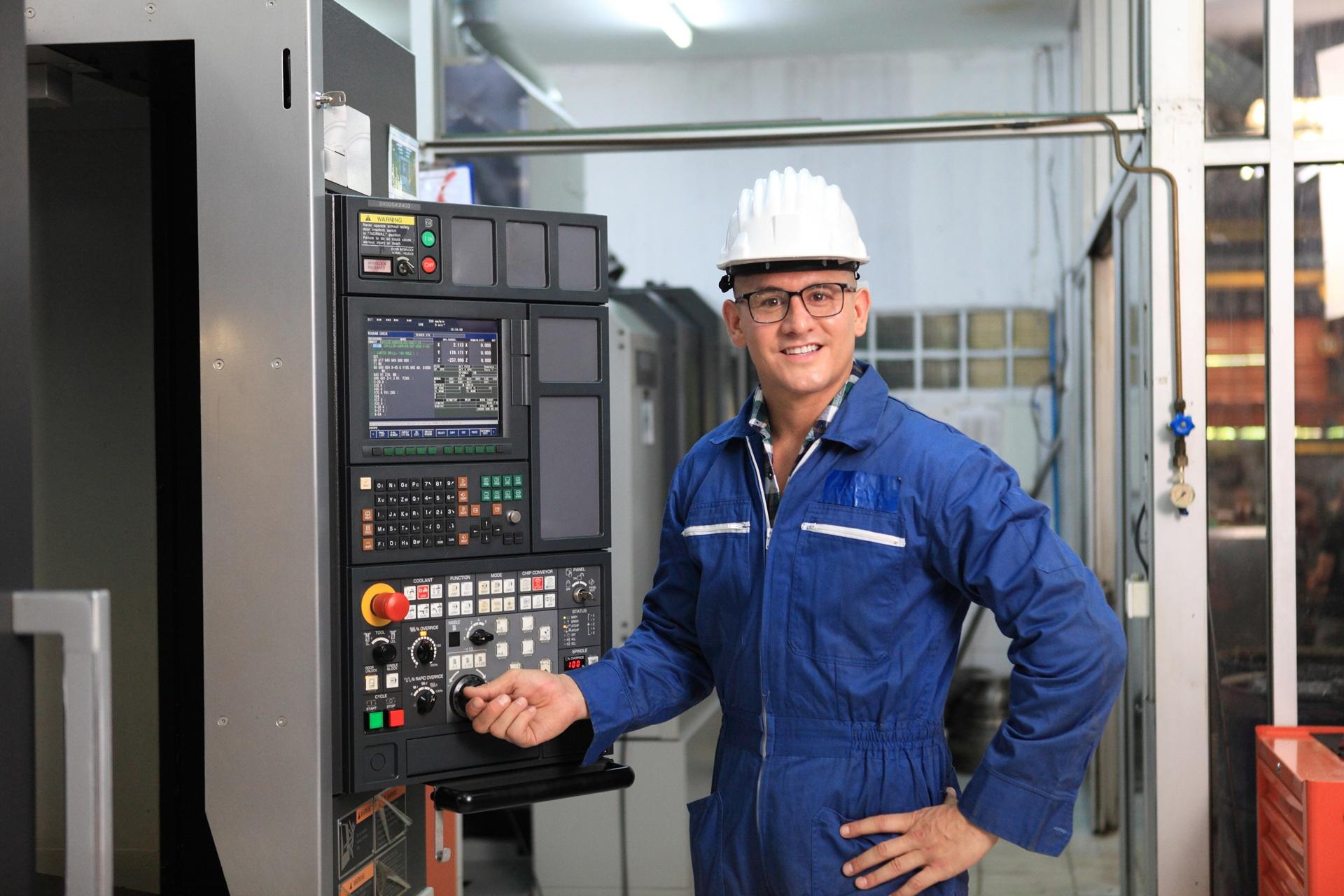 Mitarbeiter bedient moderne Maschinensteuerung | Industrieschlauch