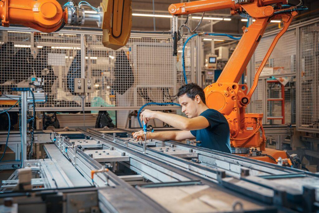 Techniker ueberprueft automatisierte Produktionsanlage | Industrieschlauch