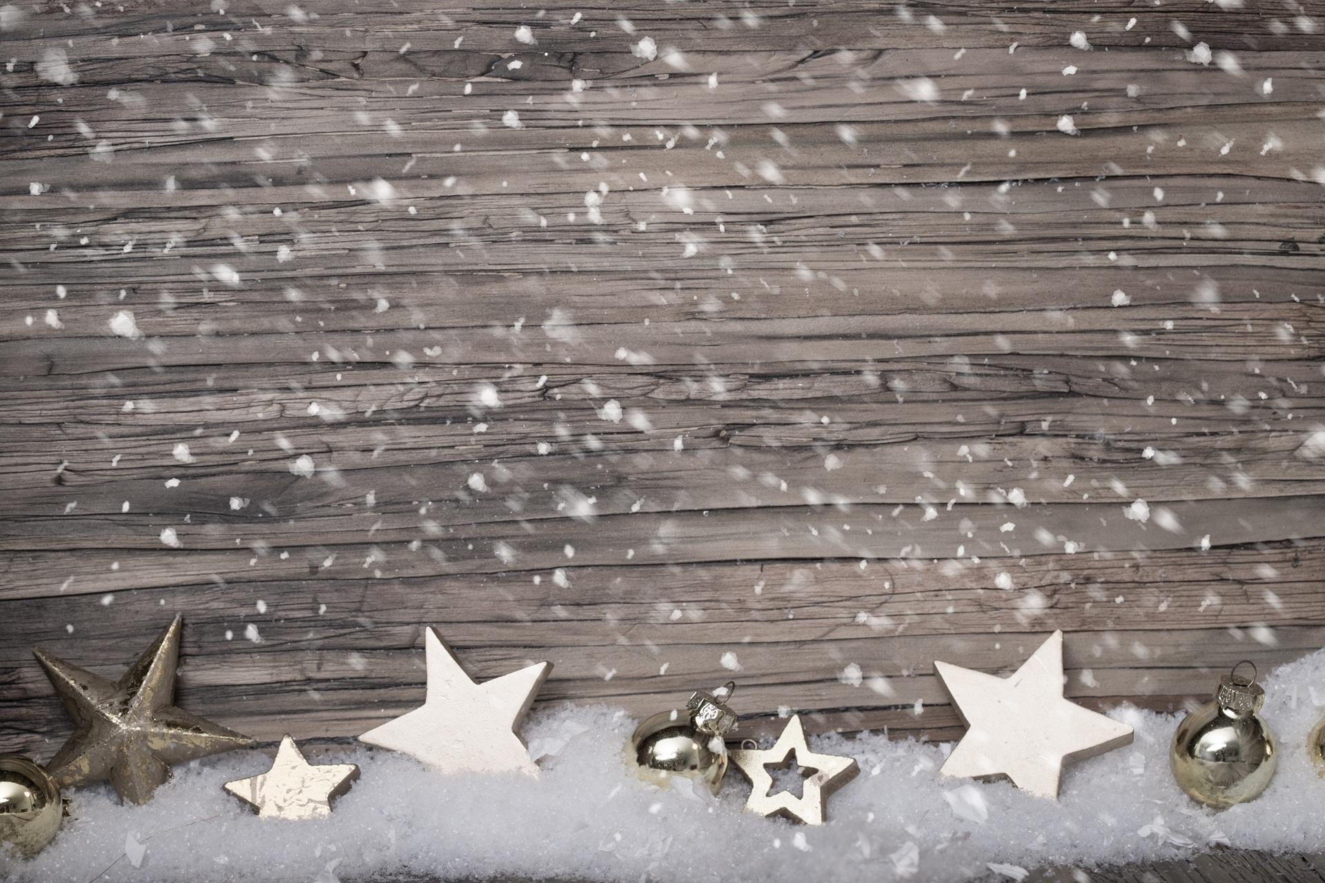 Weihnachtliche Sterne und Schnee auf rustikalem Holz | Glühweinbecher