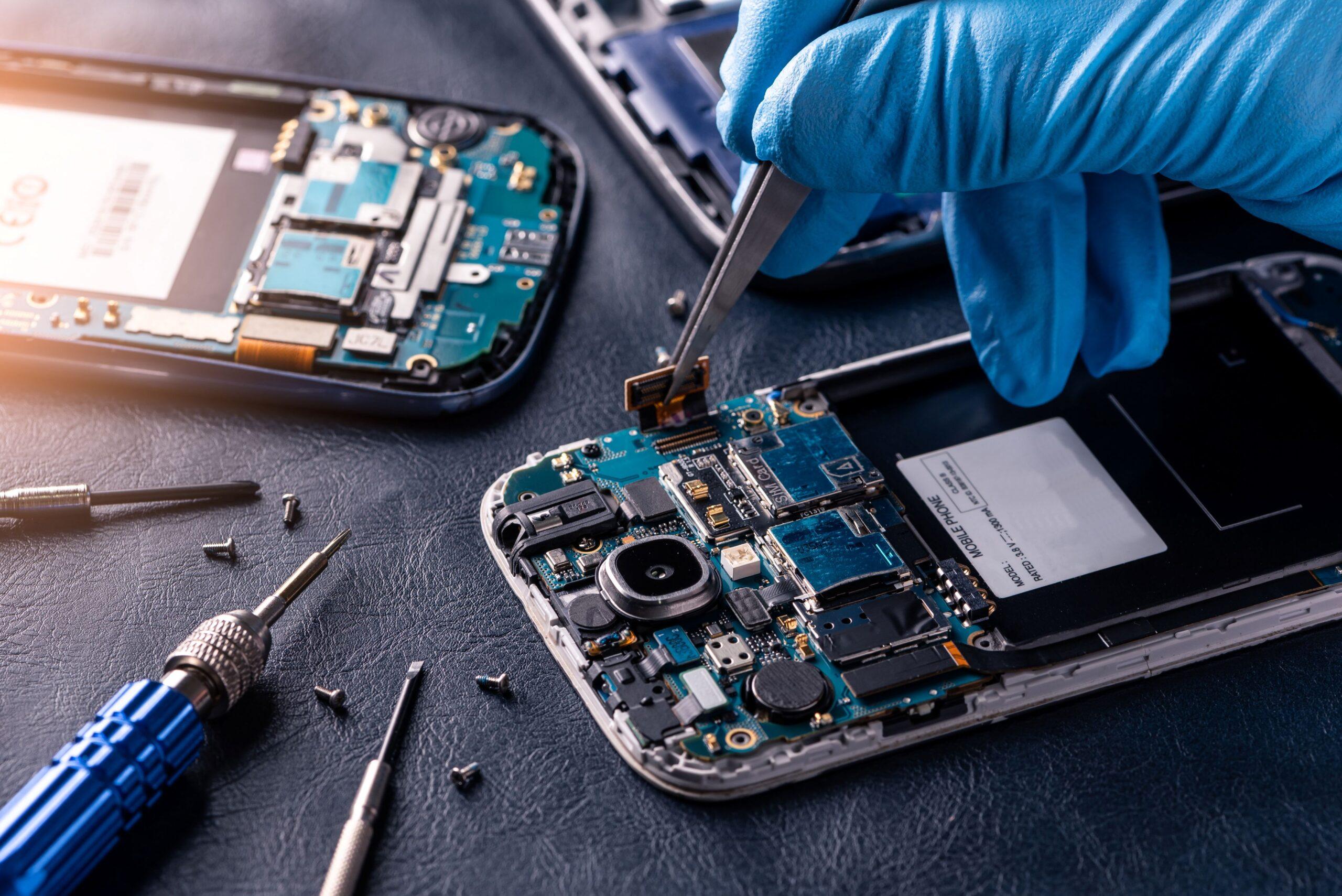 Handy Reparatur Salzburg – Techniker repariert Smartphone-Platine im professionellen Handyshop